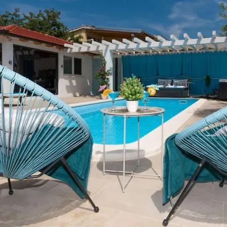 Korana With Pool & Jacuzzi *