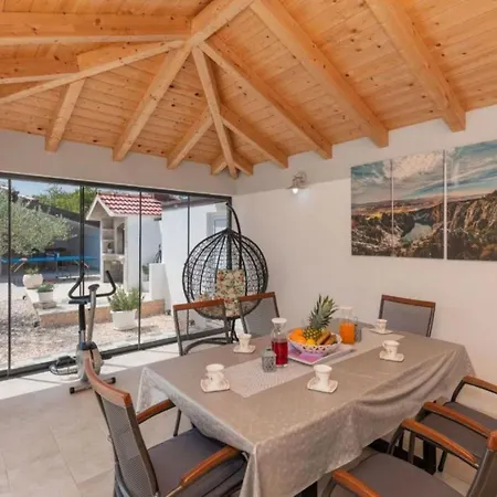 Korana With Pool & Jacuzzi Villa *