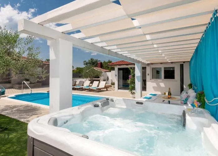 Villa Korana With Pool & Jacuzzi *