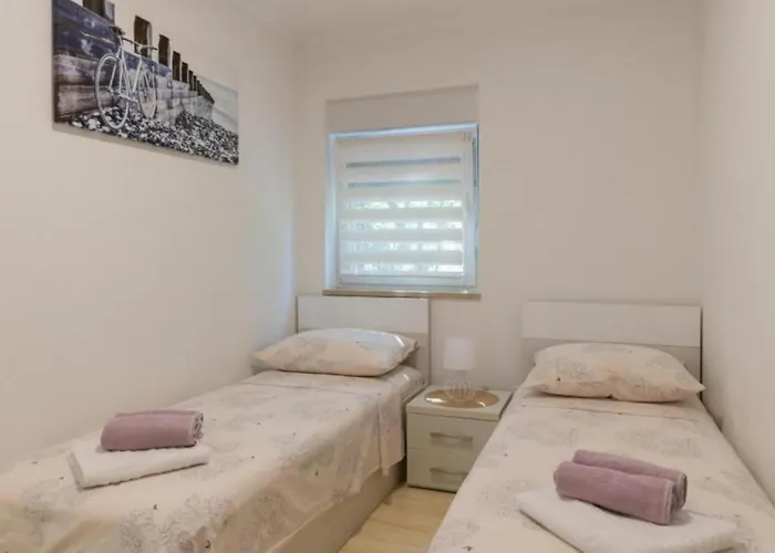 Korana With Pool & Jacuzzi Villa *