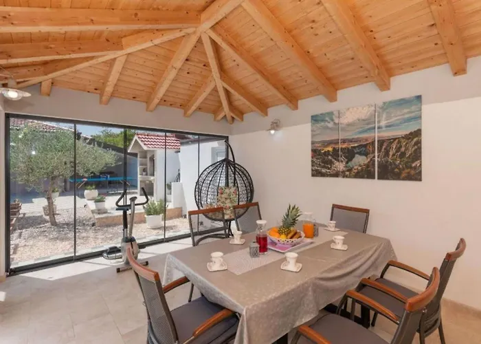 Korana With Pool & Jacuzzi Villa *