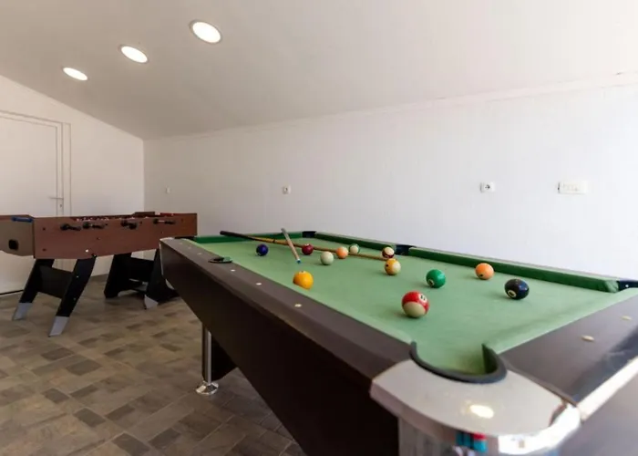Korana With Pool & Jacuzzi Villa *