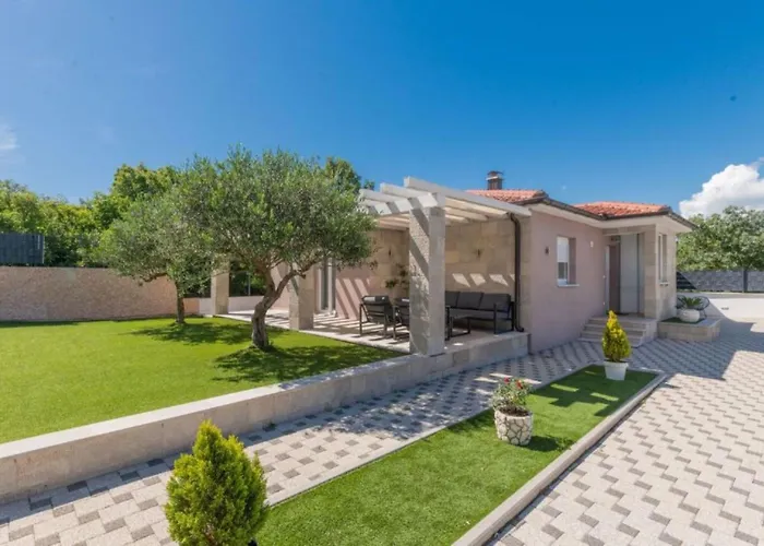 Korana With Pool & Jacuzzi Villa *