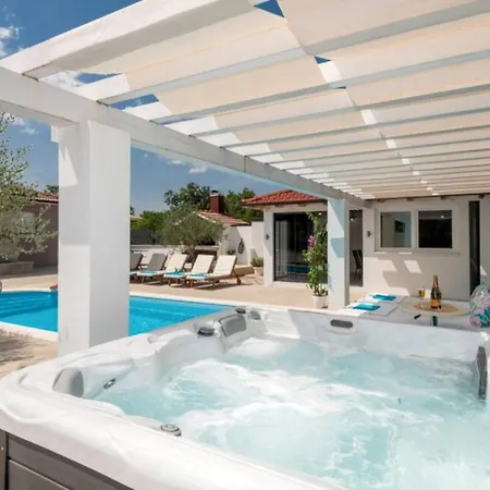 ヴィラ Villa Korana With Heated Pool & Jacuzzi *