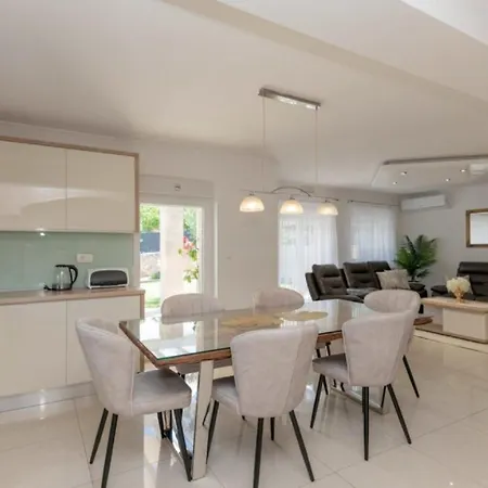 Villa Korana With Heated Pool & Jacuzzi