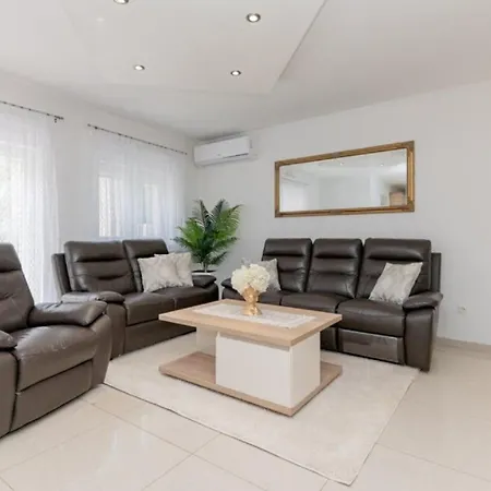 ヴィラ Villa Korana With Heated Pool & Jacuzzi *
