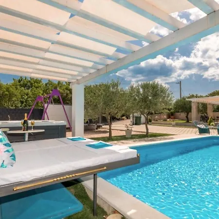 Villa Korana With Heated Pool & Jacuzzi