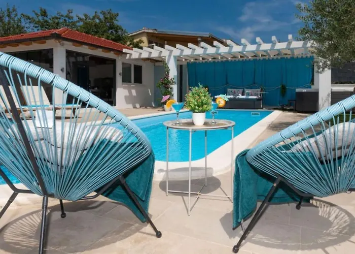 Korana With Pool & Jacuzzi *