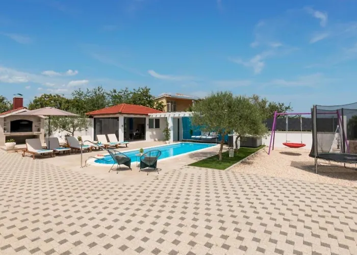 Korana With Pool & Jacuzzi *
