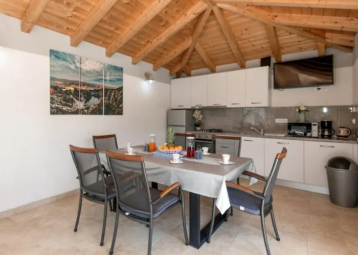 Korana With Pool & Jacuzzi Villa