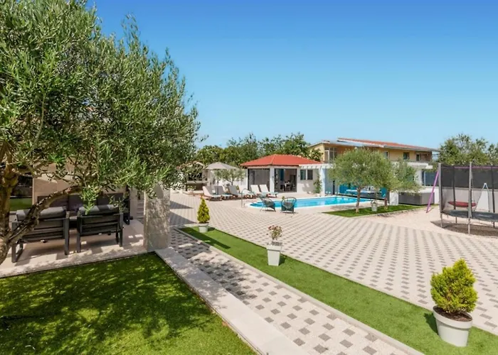 Korana With Pool & Jacuzzi Villa *